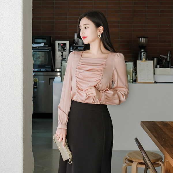 bs4947 은은한 셔링 패브릭으로 더욱 여성스러운 셔링 포인트의 스퀘어넥 블라우스 blouse