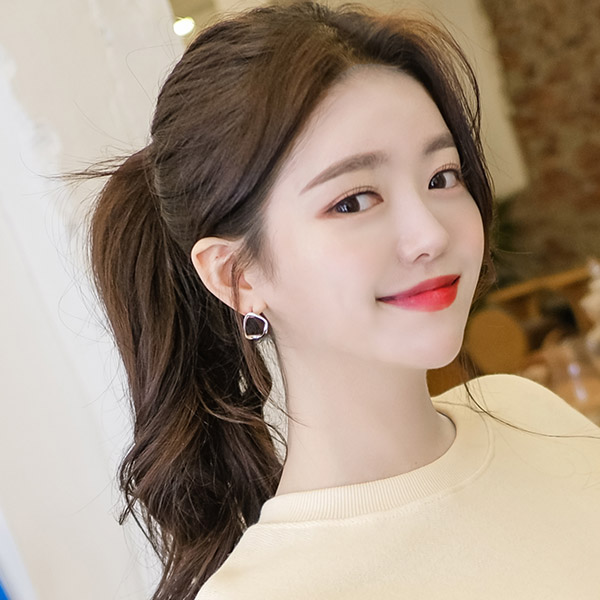 ac4387 스타일리쉬함이 물씬 느껴지는 유연한 쉐입의 이어링 earring