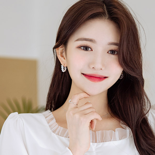 ac4381 엣지있는 무드를 선사하는 볼륨업 진주 장식의 골드 이어링 세트 earring
