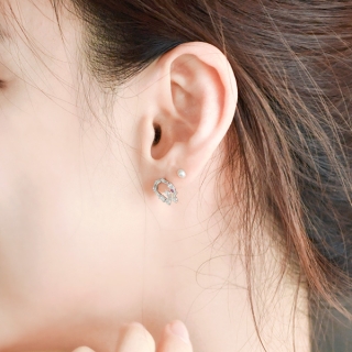 영롱하게 빛나는 꽃 모양 큐빅 장식의 미니 써클 이어링 earring