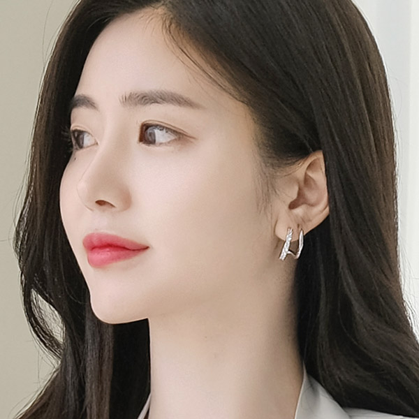ac4408 마치 두개를 레이어드한 듯 큐빅 더블링 디자인의 포인트 은침이어링 earring