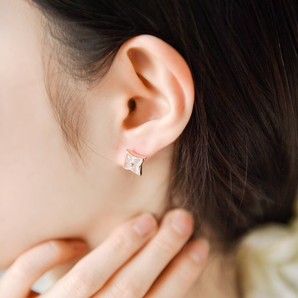 ac4398 명품 레이블 감성이 느껴지는 크로버 펜던트 포인트의 미니 이어링 earring
