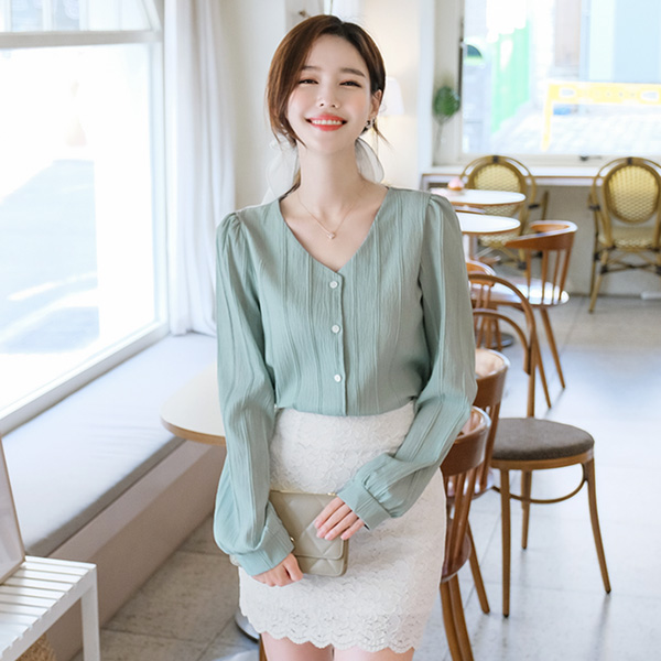 bs4961 내추럴한 세로결 텍스쳐 디자인과 퍼프소매가 돋보이는 V넥 블라우스 blouse