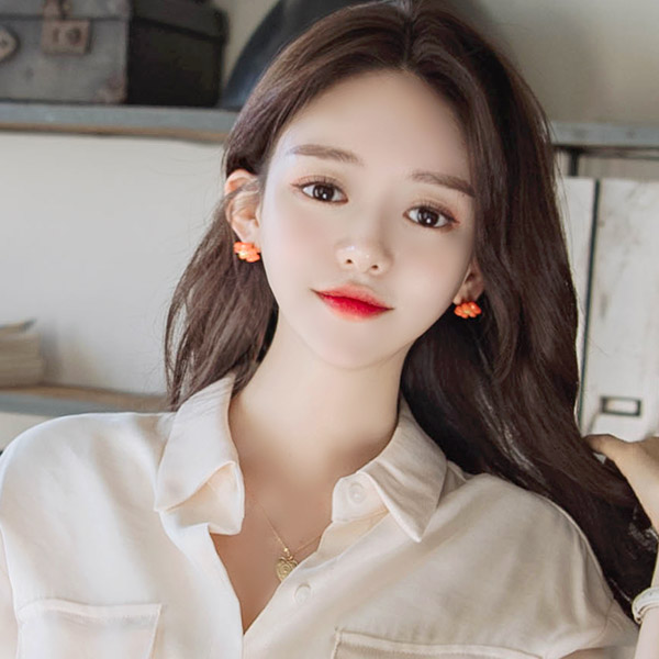 ac4424 귀여운 비즈장식이 돋보이는 플라워 쉐입의 포인트 이어링 earring