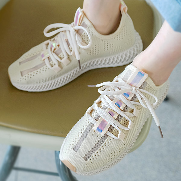 sh1803 니트소재와 홀로그램 포인트로 유니크하게 완성된 데일리 스니커즈 shoes