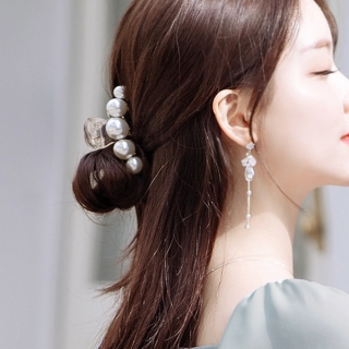 내츄럴하게 연출되는 여리한 무드의 진주알 포인트 집게 헤어핀 hairpin