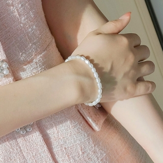 로맨틱 캐쥬얼 무드로 완성된 담수 진주볼 장식의 밴딩 브레이슬릿 bracelet