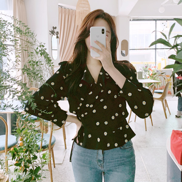 bs5004 프릴V넥 디자인과 산뜻한 플라워패턴이 돋보이는 미모꽃받침 랩블라우스 blouse