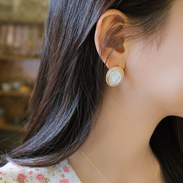 은은한 오로라펄이 매력적인 골드타원 장식의 큐빅이어링 earring