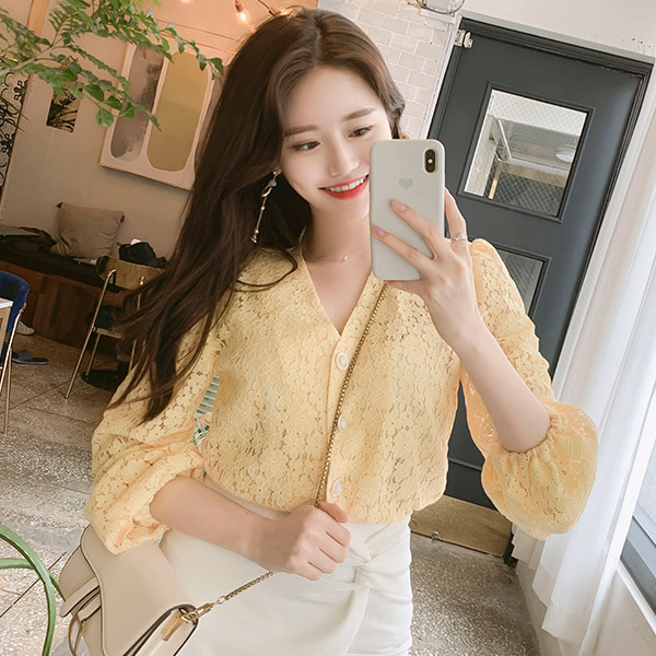 bs5008 로맨틱무드 폭발하는 입체감있는 레이스짜임의 소매밴딩 V넥 보석단추 퍼프 시스루블라우스 blouse