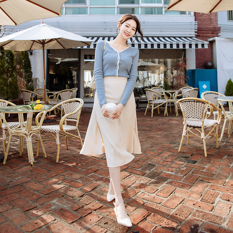 부드러운 터치감과 살랑이는 실루엣이 돋보이는 트임포인트 뒷밴딩 A라인 미디롱스커트 skirt