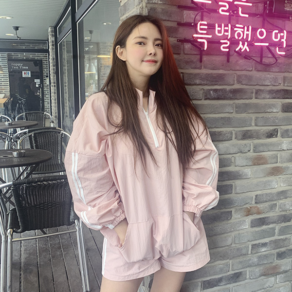 jp304 박시한 핏감의 하이넥 점퍼와 밴딩 숏팬츠를 함께 드리는 투피스 세트 two piece set