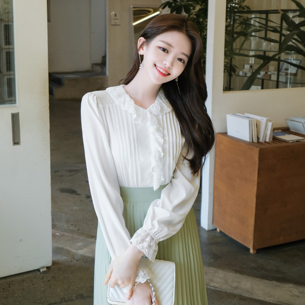 bs5028 로맨틱한 레이스프릴넥과 핀턱 디자인으로 볼륨감을 더한 스페셜 블라우스 blouse