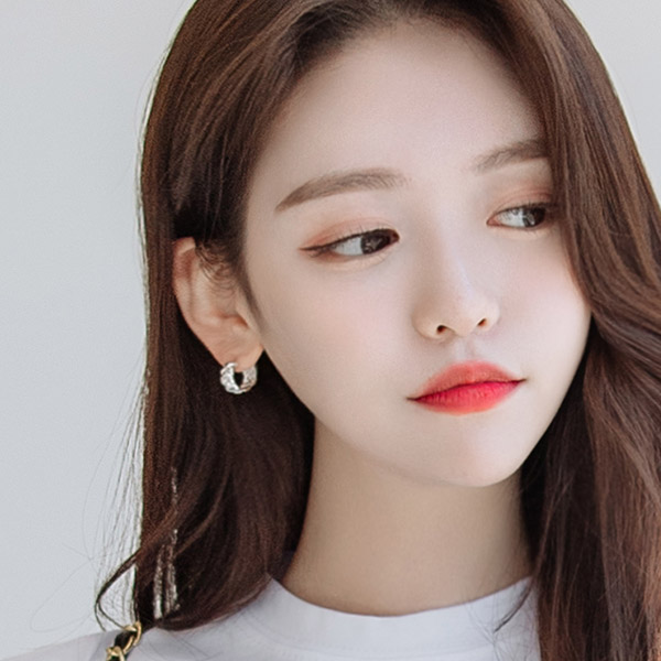 ac4469 명품 브랜드 감성이 느껴지는 크로스 패턴의 미니 실버이어링 earring
