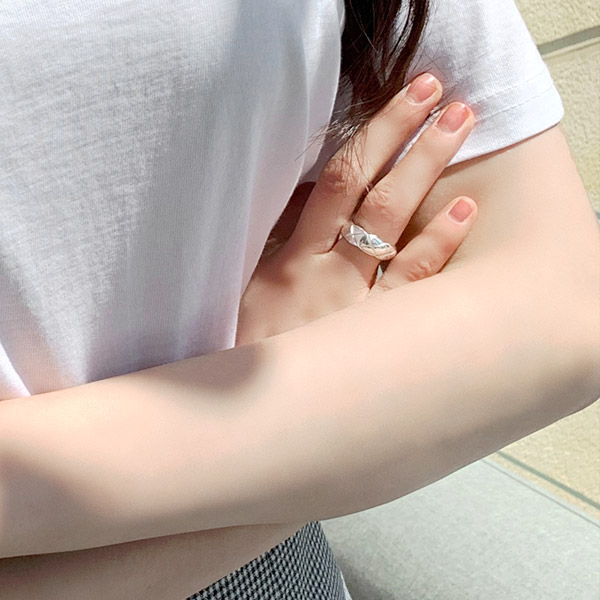 ac4467 브랜드 감성이 느껴지는 퀼팅 모티브의 크로스 패턴 실버링 ring