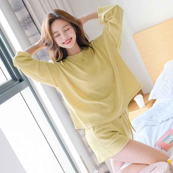 op8861 캐쥬얼한 무드가 느껴지는 루즈핏 티셔츠와 밴딩 숏츠 구성의 투피스 세트 two piece set