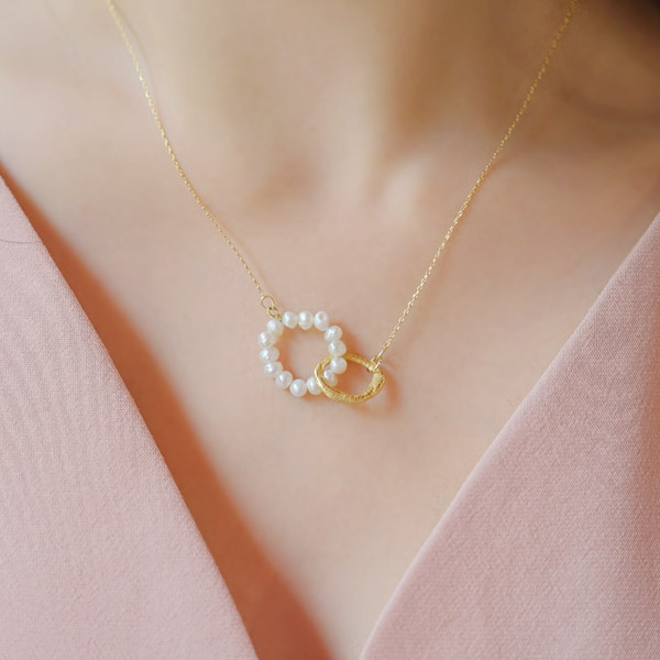 ac4477 진주와 골드팬던트가 크로스된 감각적인 더블링 네크리스 necklace