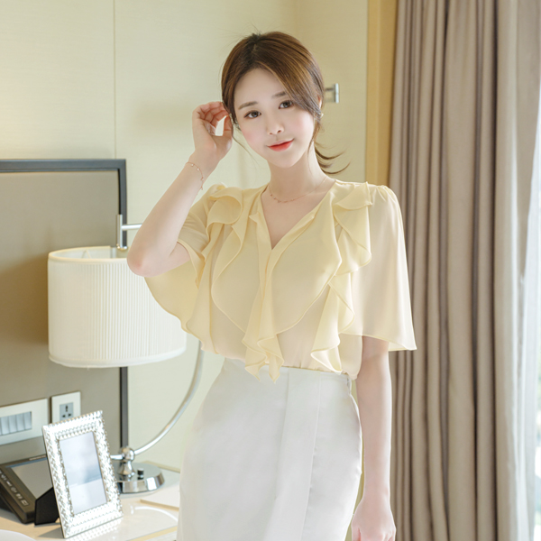 bs5080 이중 프릴 디테일로 여성스럽게 완성된 나팔소매 브이넥 블라우스 blouse