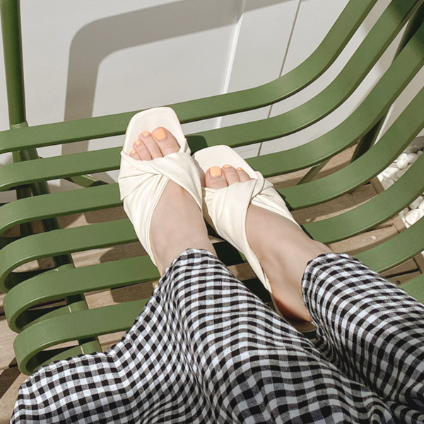 sh1861 부드러운 터치감과 꼬임 스트랩이 고급스러운 오픈토 미들 뮬 힐 shoes