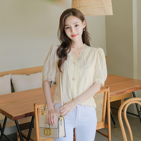 bs5133 고급스러운 레이스 패브릭으로 완성된 진주 장식 퍼프 블라우스 blouse