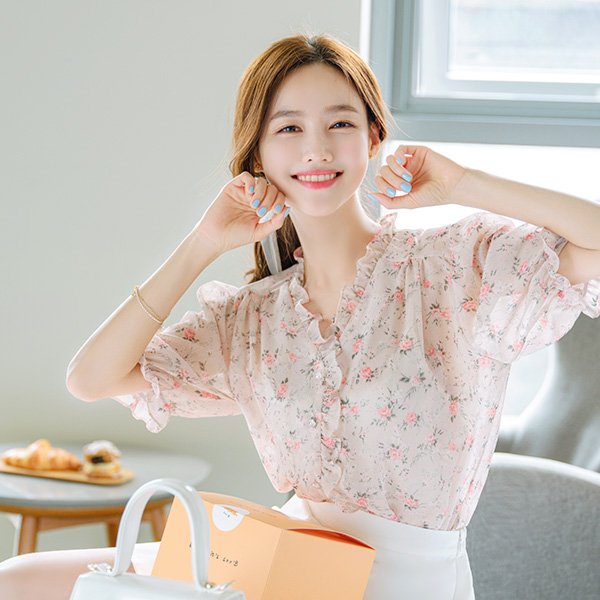 bs5123 영롱한 유리알 버튼이 더해진 플라워 패턴 프릴 반팔 블라우스 blouse