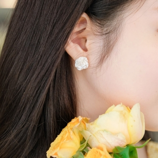 로맨틱한 감성으로 제작된 화이트로즈 팬던트 미니이어링 earring