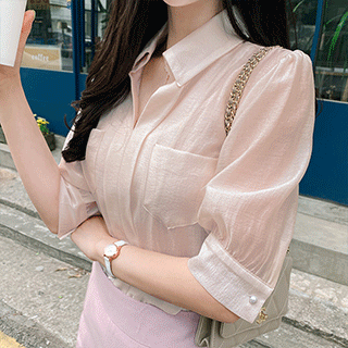 은은하게 빛나는 시스루소재의 양포켓디자인 베이직 반팔 블라우스 blouse
