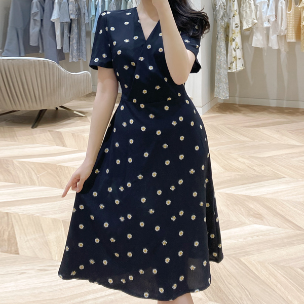 op9176 귀여운 데이지 패턴으로 완성된 랩 스타일 미디 원피스 dress