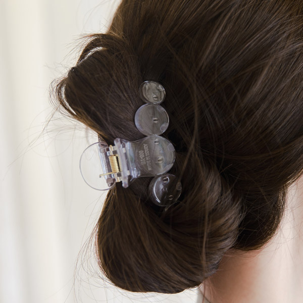 투명한 프레임에 컬러를 입힌 트렌디한 무드의 헤어 집게핀 hairpin