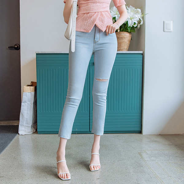 ps2266 청량한 아이스블루 컬러감의 원포인트 컷팅 슬림핏 9부 데님팬츠 pants