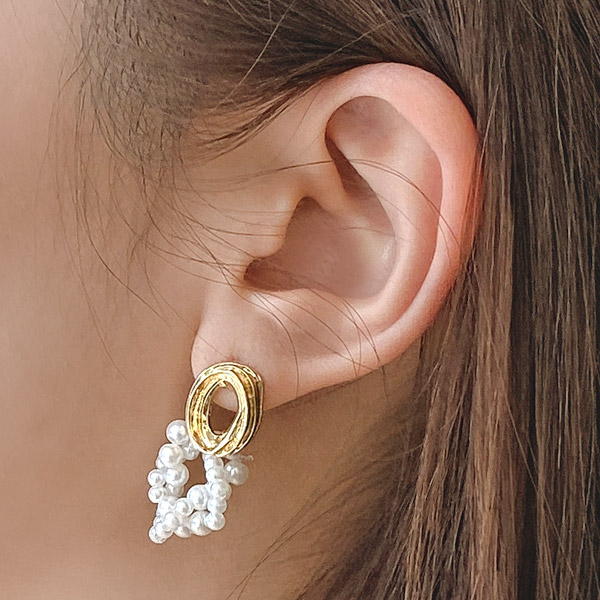 라운드 쉐입의 골드장식과 진주볼 장식으로 엣지있게 완성된 이어링 earring