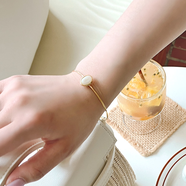 ac4551 라운드 쉐입의 유니크한 원석 포인트 골드 뱅글 팔찌 bracelet