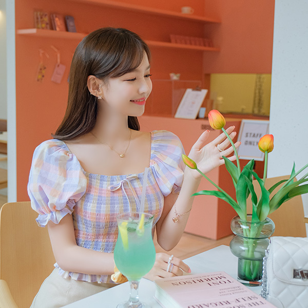 bs5249 러블리함 가득 파스텔리한 컬러감과 스모크밴딩 체크 포인트 스퀘어넥 퍼프블라우스 blouse