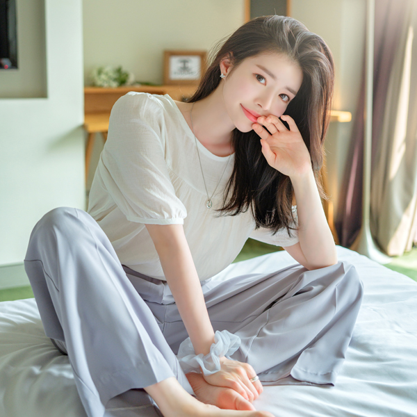 bs5271 시원하고 가벼운 패브릭으로 완성된 라운드넥 퍼프소매 블라우스 blouse