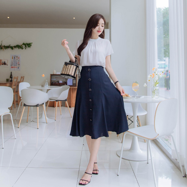 sk4224 벌어짐 걱정없는 버튼장식과 매끈한 소재감의 뒷밴딩 플레어 롱스커트 skirt