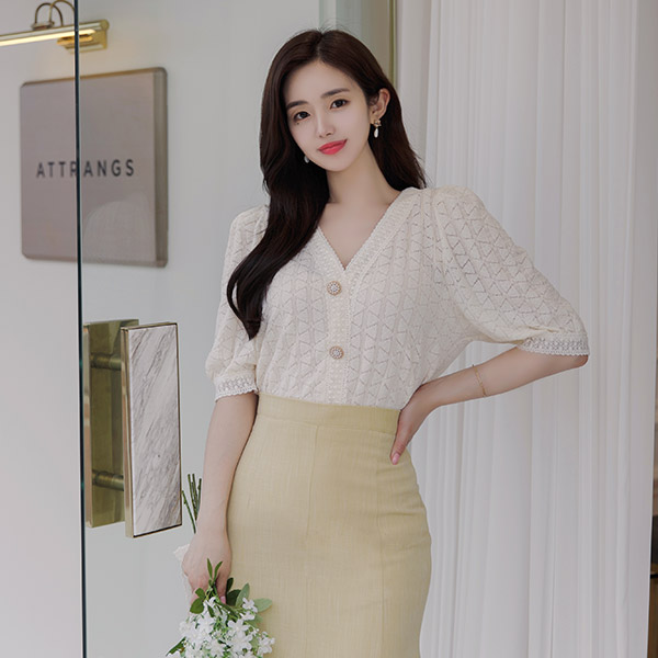 bs5280 페미닌한 이미지를 선사하는 레이스 브이넥 블라우스 blouse