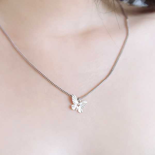 ac4582 여리여리 여성스러운 나비 펜던트가 돋보이는 심플 네크리스 necklace