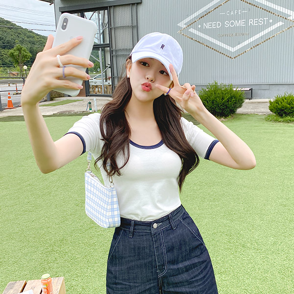 ts2142 슬림한 바디 실루엣의 배색 U넥 티셔츠 tee