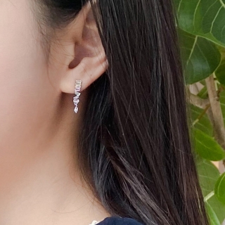 다양한 컬러로 포인트를 준 세련된 무드의 큐빅장식 드롭 이어링 earring