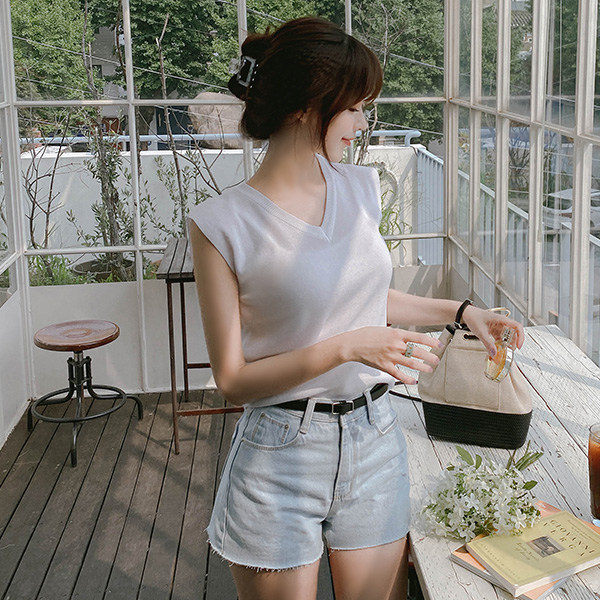 nt2228 활용도 높은 톡톡한 짜임의 브이넥 슬리브리스 니트 knit