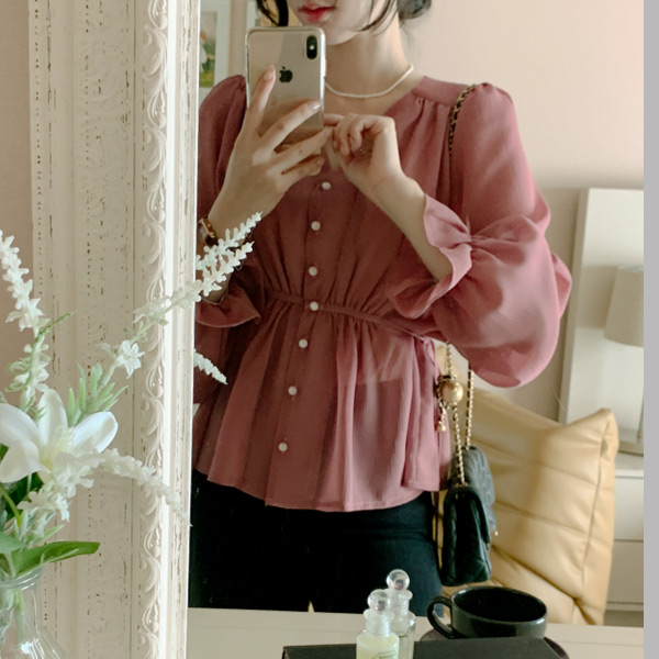 페플럼 디자인과 잔잔한 요루 패브릭의 리본스트링 v넥 콩단추 긴팔 블라우스 blouse