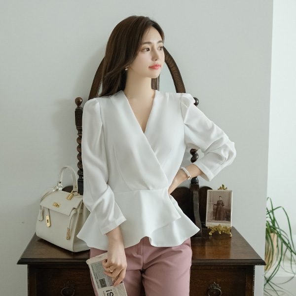 bs5368 완벽한 실루엣을 선사하는 셔링 페플럼 브이넥 랩 블라우스 blouse