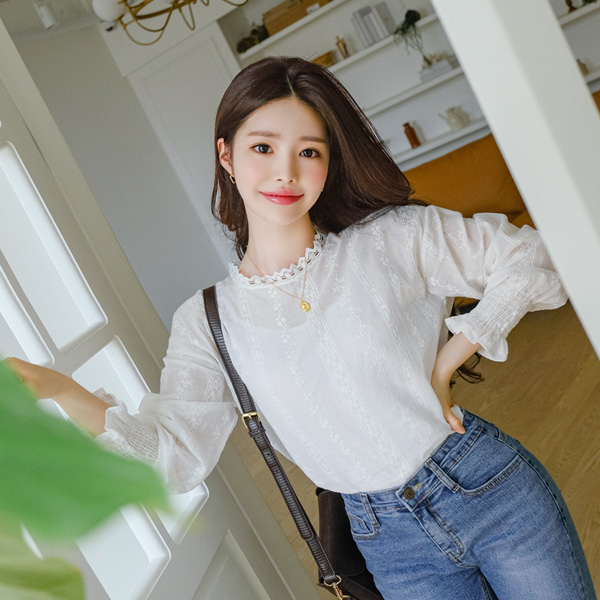 bs5396 로맨틱하게 완성된 은은한 플라워 레이스 자수 디테일의 블라우스 blouse