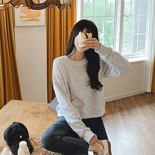 꾸안꾸 스타일로 데일리하게 입기 좋은 라운드넥 크롭맨투맨 tee