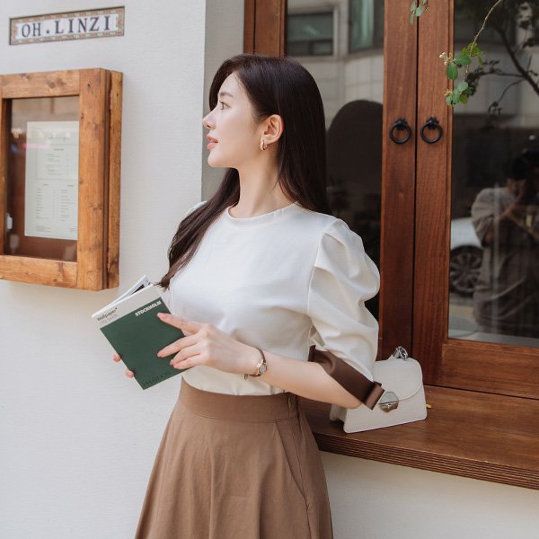 ts2189 세련된 무드의 핀턱 퍼프 소매로 제작된 배색 리본 포인트 티셔츠 tee