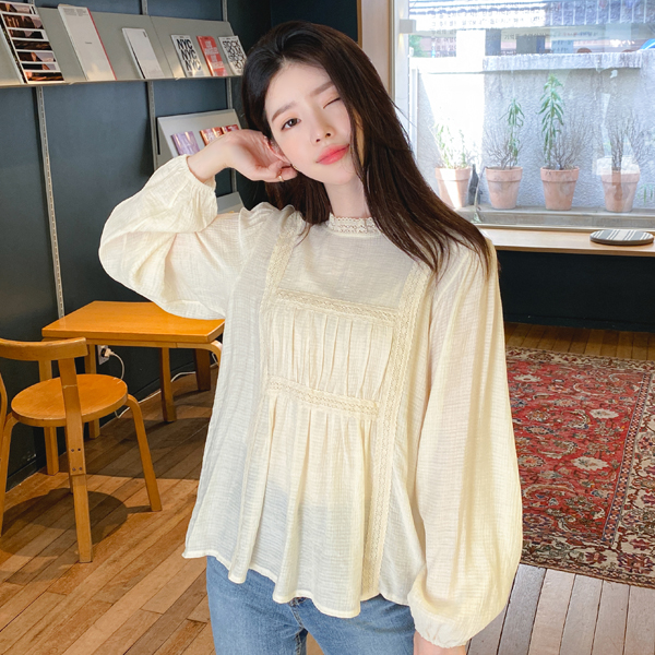 bs5409 아방한 핏감과 페미닌한 레이스 포인트의 셔링 블라우스 blouse