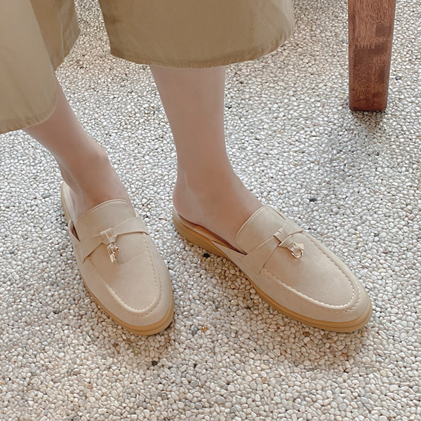sh1970 센스있는 디테일로 감각적인 느낌을 살려준 골드 장식 블로퍼 shoes