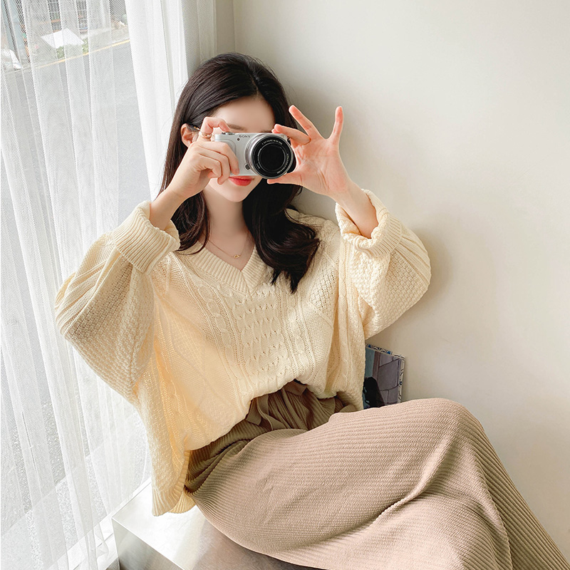 여리함을 선사할 루즈한 핏감의 꽈배기 패턴 V넥 세미크롭 니트 knit