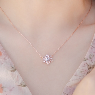 깨끗하고 영롱하게 빛나는 눈꽃 펜던트 장식의 큐빅 네크리스 necklace 벚꽃룩