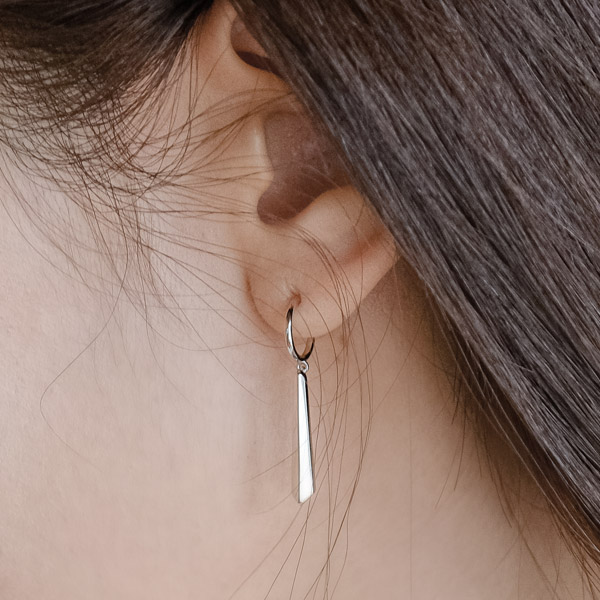 ac4689 심플하고 세련된 C링 아래로 은은하게 빛나는 스틱 드롭 실버 이어링 earring